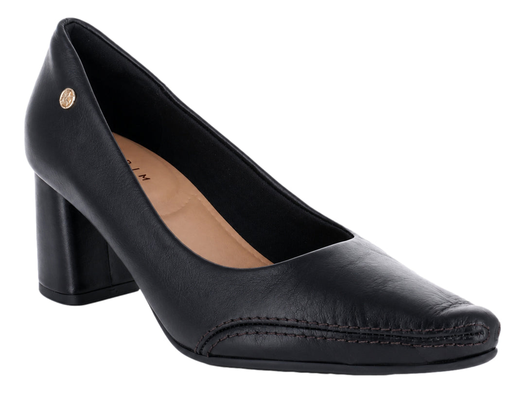 Zapato cerrado de tacón cuadrado color negro para mujer.