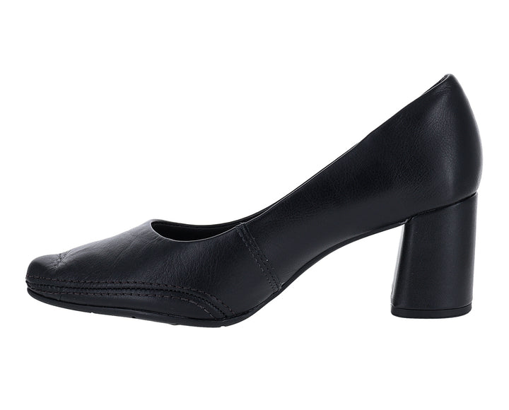 Zapato cerrado de tacón cuadrado color negro para mujer.