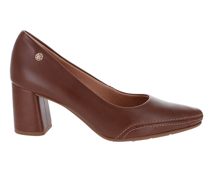 Zapato de tacón cerrado color chocolate con tacón bloque cuadrado para mujer.