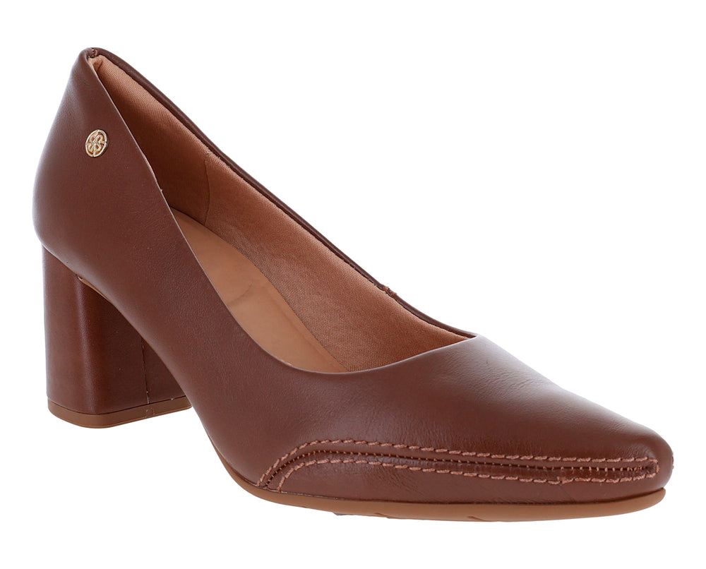 Zapato de tacón cerrado color chocolate con tacón bloque cuadrado para mujer.