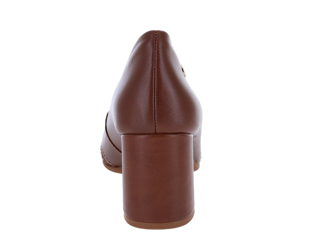 Zapato de tacón cerrado color chocolate con tacón bloque cuadrado para mujer.