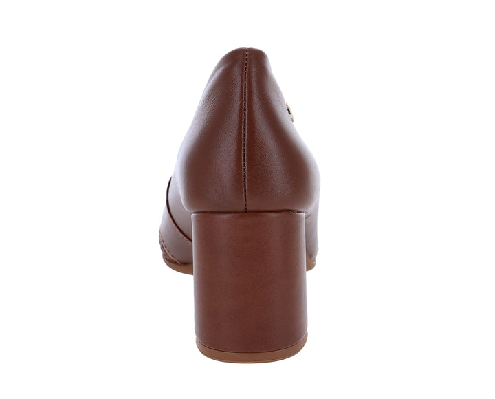 Zapato de tacón cerrado color chocolate con tacón bloque cuadrado para mujer.