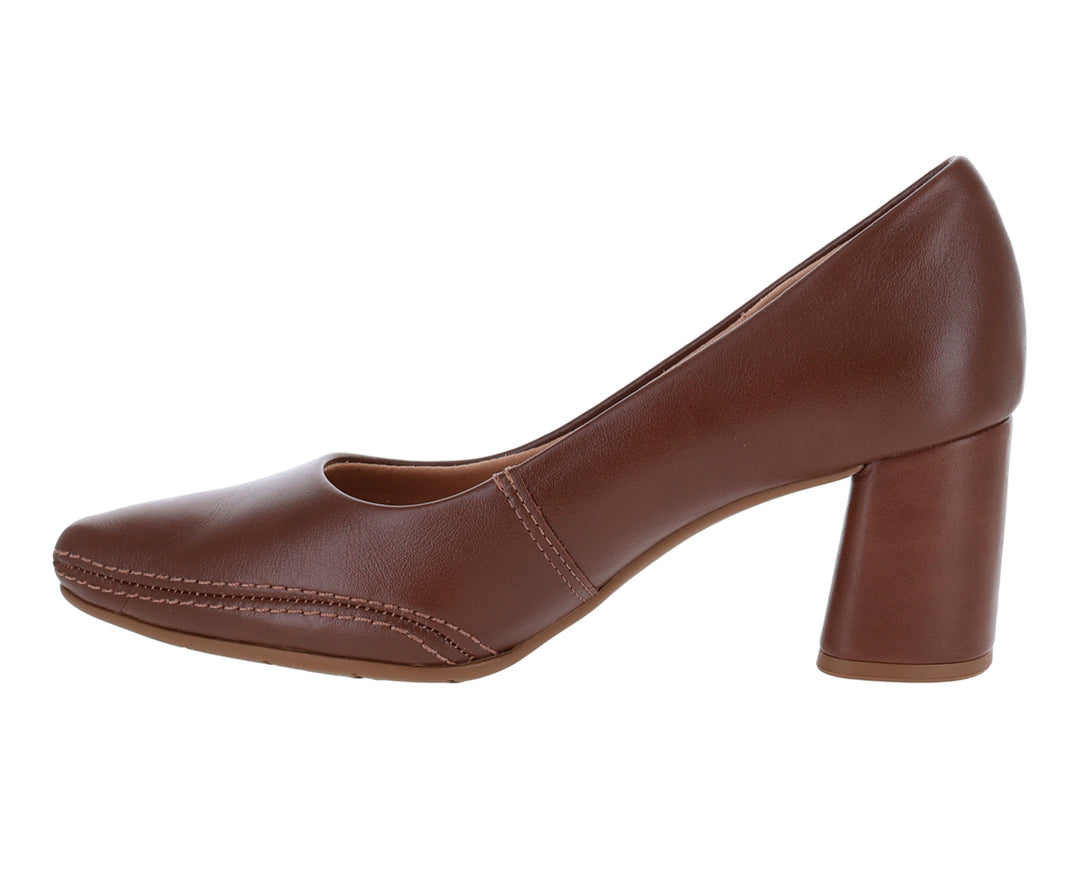 Zapato de tacón cerrado color chocolate con tacón bloque cuadrado para mujer.