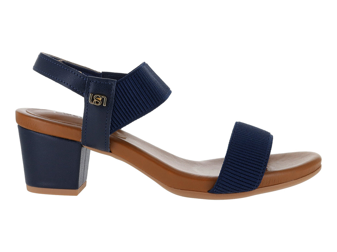 Sandalias USAFLEX azul marino con tacón bloque y suela café para mujer.