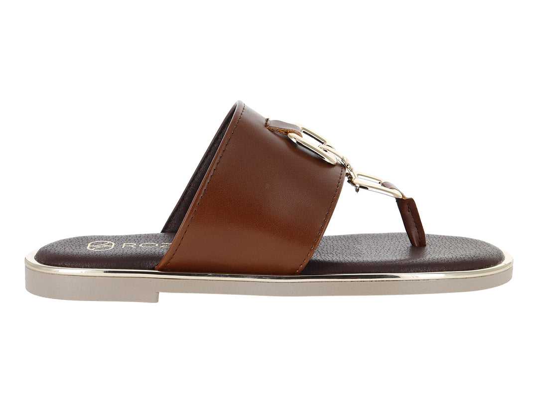 Sandalias planas color marrón tang con correa ancha y detalle metálico dorado.