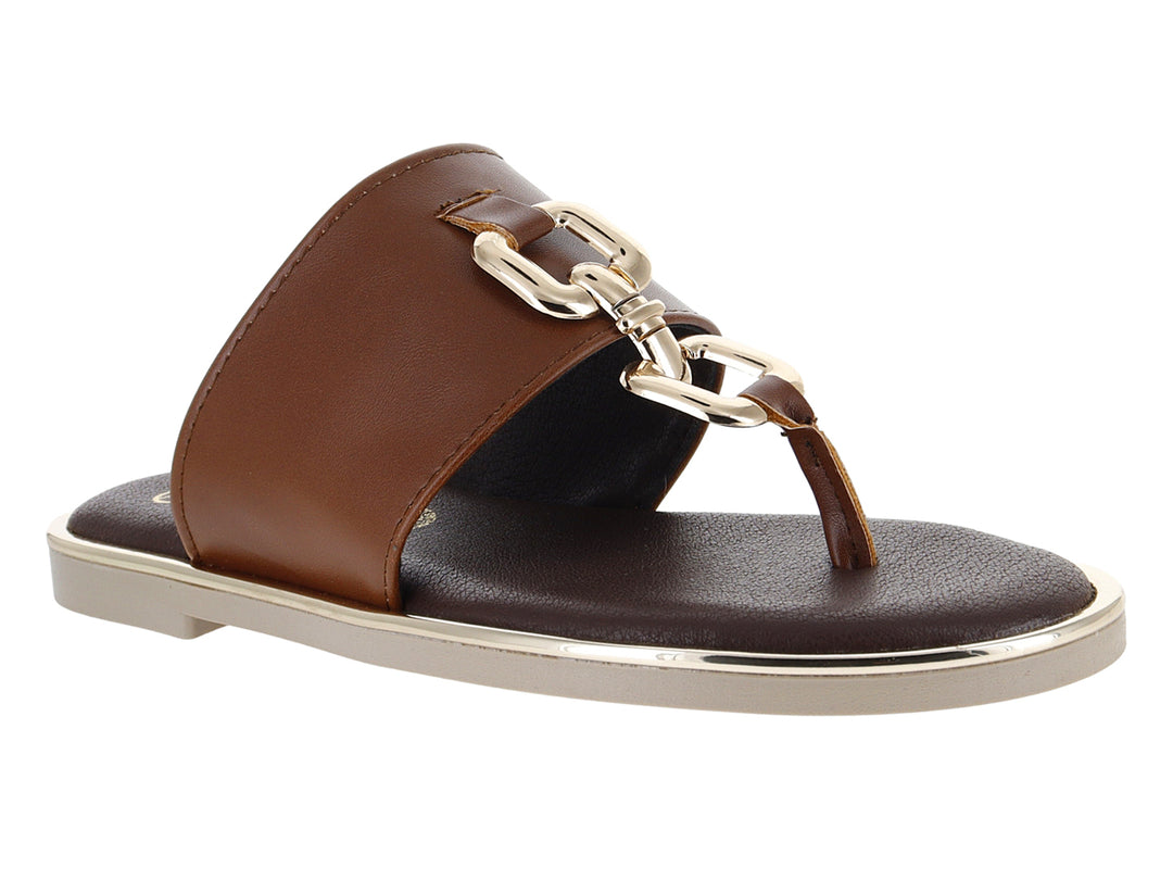 Sandalias planas color marrón tang con correa ancha y detalle metálico dorado.