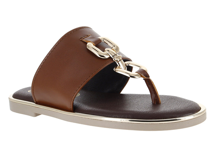 Sandalias planas color marrón tang con correa ancha y detalle metálico dorado.