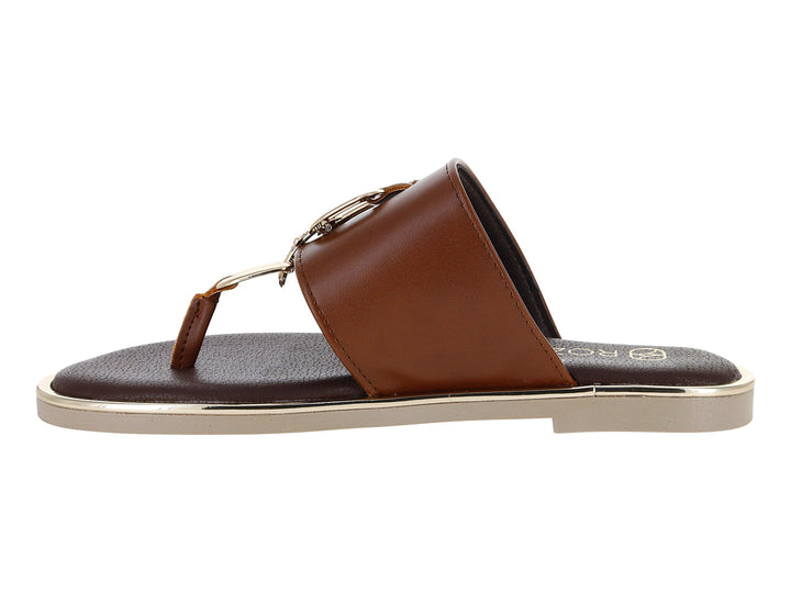 Sandalias planas color marrón tang con correa ancha y detalle metálico dorado.
