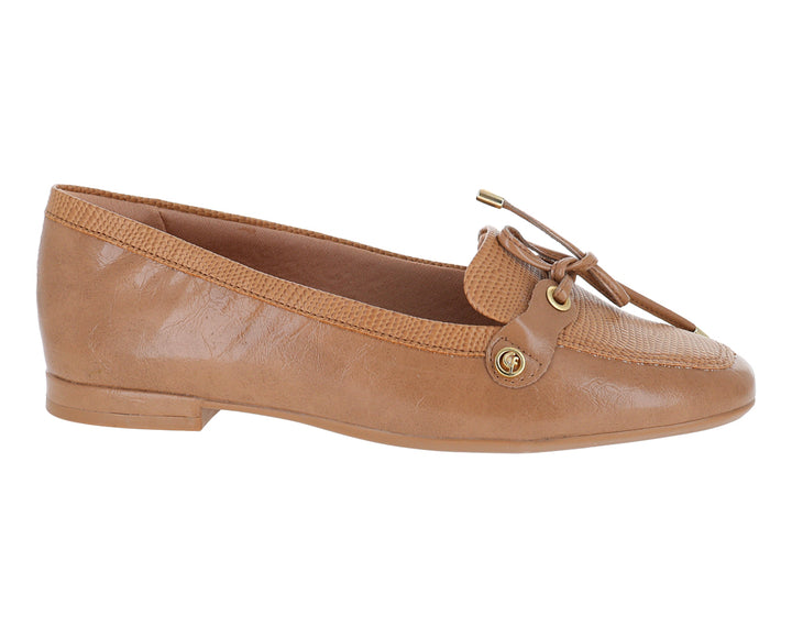 Mocasín color marrón claro para mujer con detalle de cordones y adorno dorado.