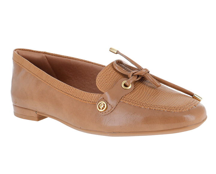 Mocasín color marrón claro para mujer con detalle de cordones y adorno dorado.