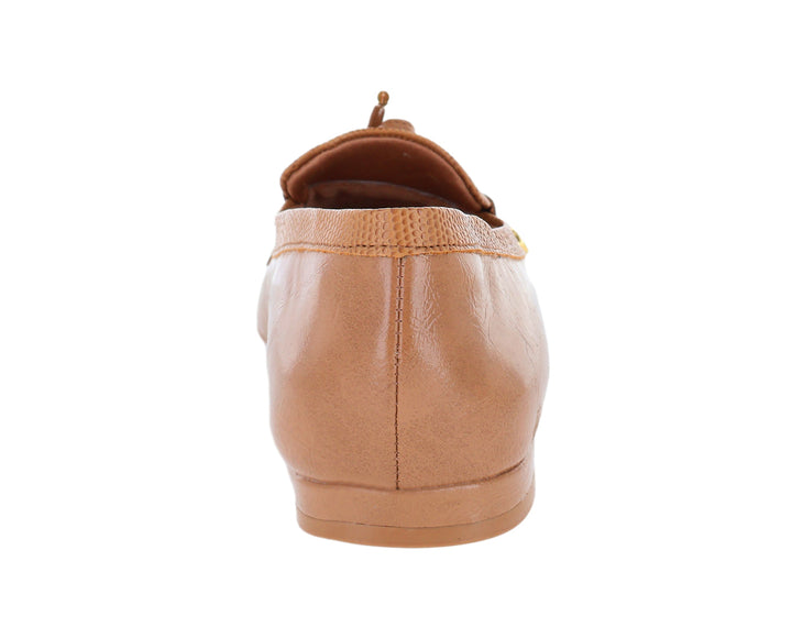Mocasín color marrón claro para mujer con detalle de cordones y adorno dorado.