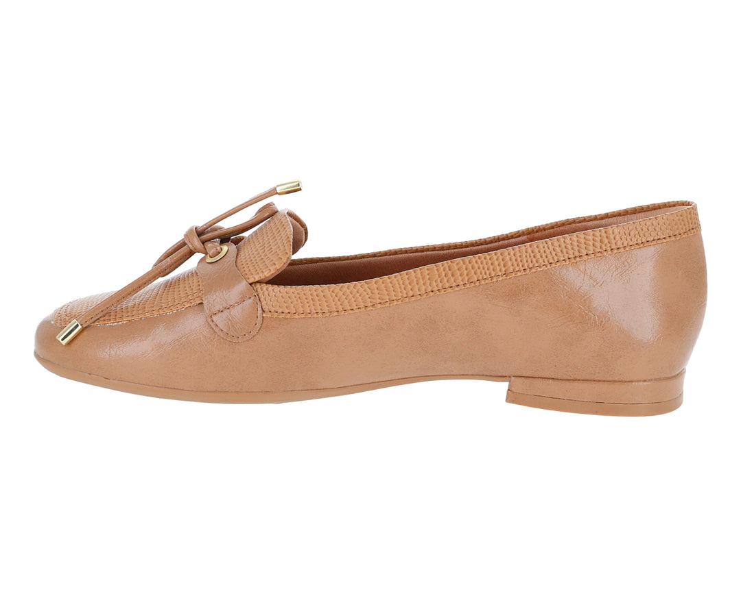 Mocasín color marrón claro para mujer con detalle de cordones y adorno dorado.