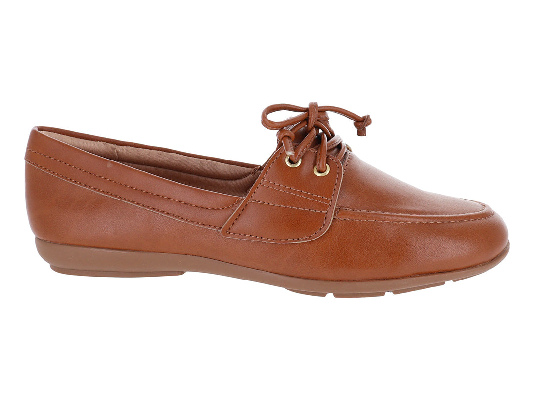 Mocasines color caramelo para mujer con cordones decorativos y suela plana.