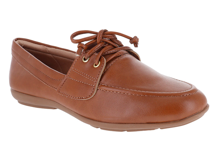 Mocasines color caramelo para mujer con cordones decorativos y suela plana.
