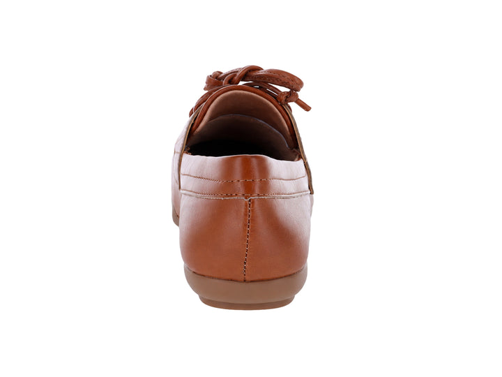 Mocasines color caramelo para mujer con cordones decorativos y suela plana.