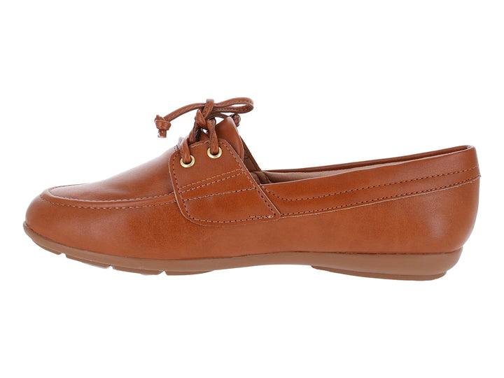 Mocasines color caramelo para mujer con cordones decorativos y suela plana.