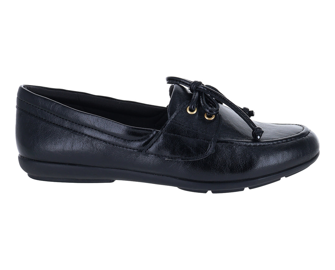 Mocasín negro para Mujer con detalle de cordones y suela plana.