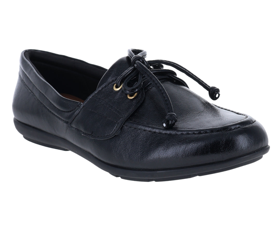 Mocasín negro para Mujer con detalle de cordones y suela plana.