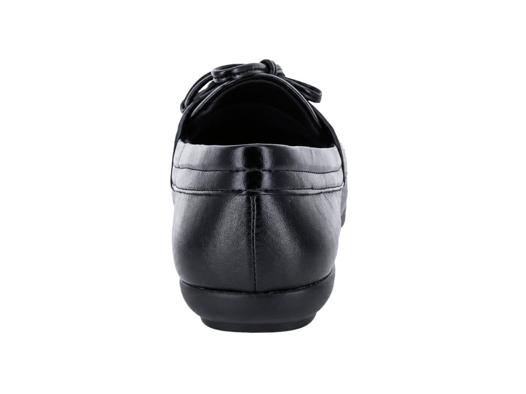 Mocasín negro para Mujer con detalle de cordones y suela plana.