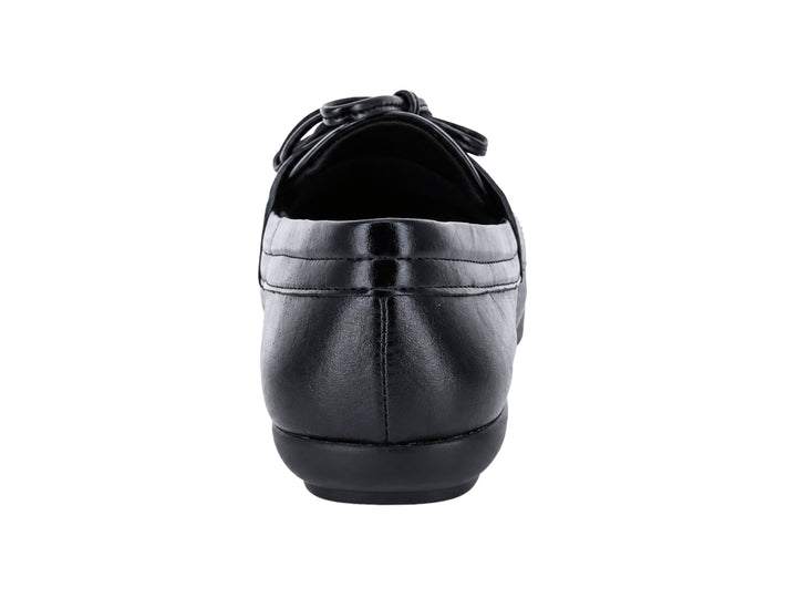 Mocasín negro para Mujer con detalle de cordones y suela plana.