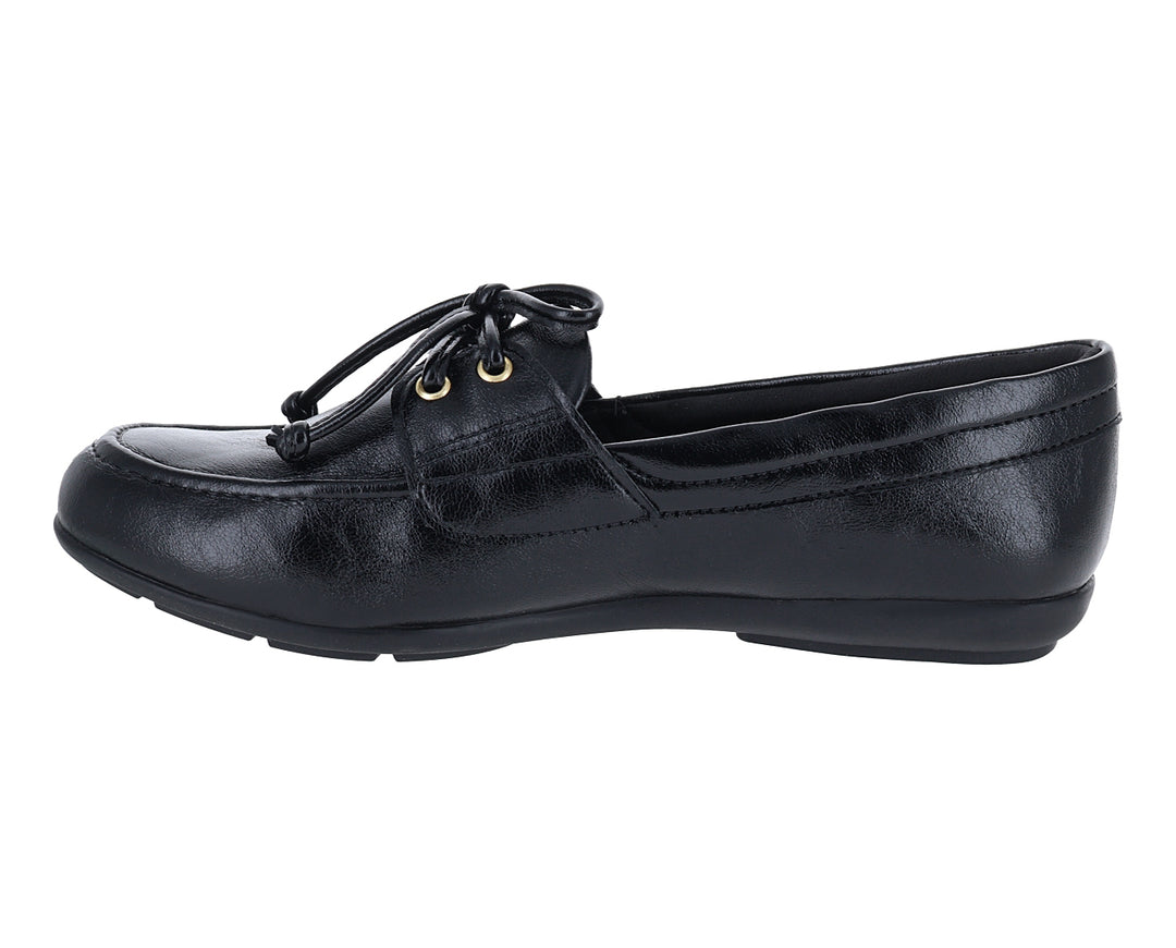 Mocasín negro para Mujer con detalle de cordones y suela plana.