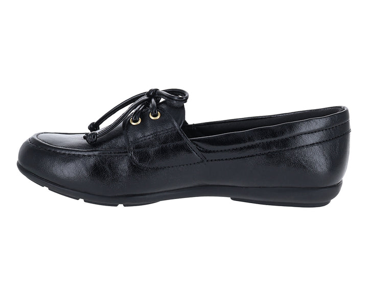 Mocasín negro para Mujer con detalle de cordones y suela plana.