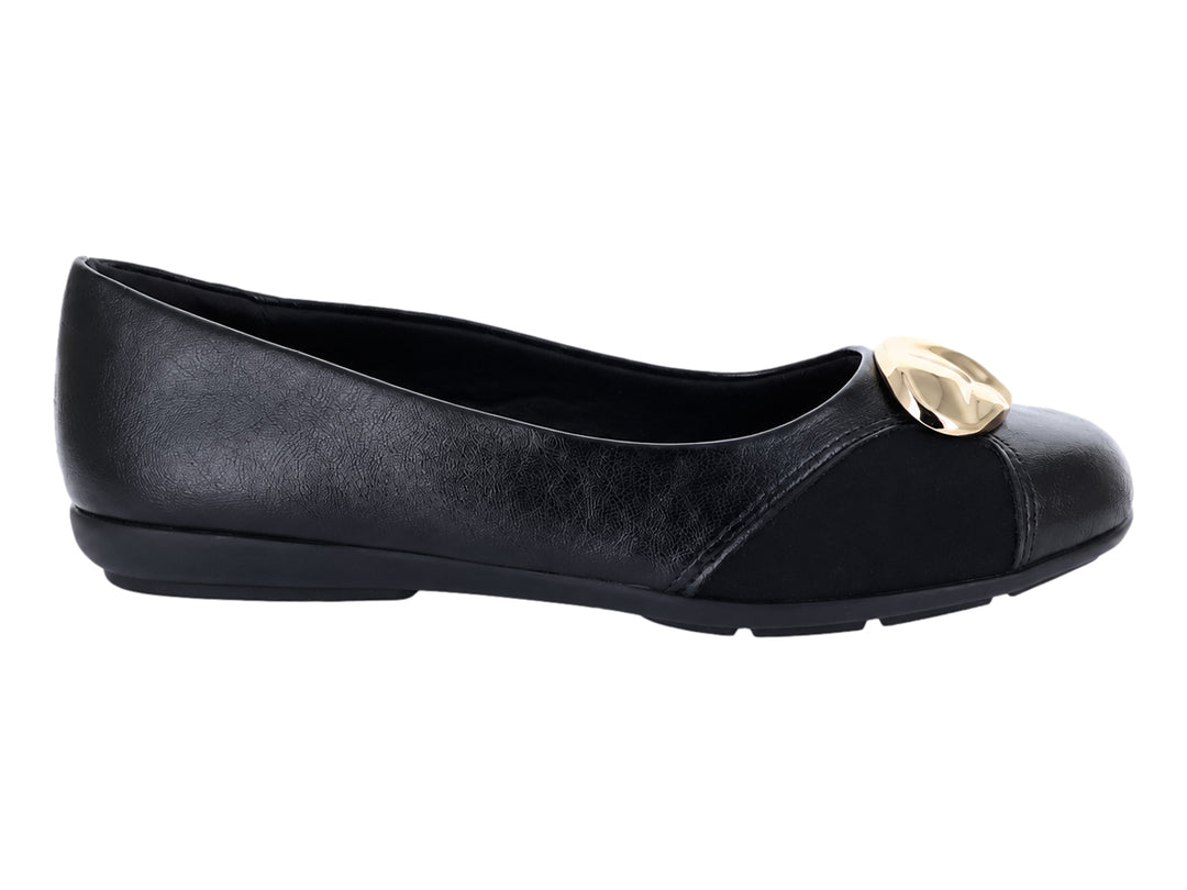 Zapato plano tipo ballerina color negro con un adorno dorado en la parte frontal.