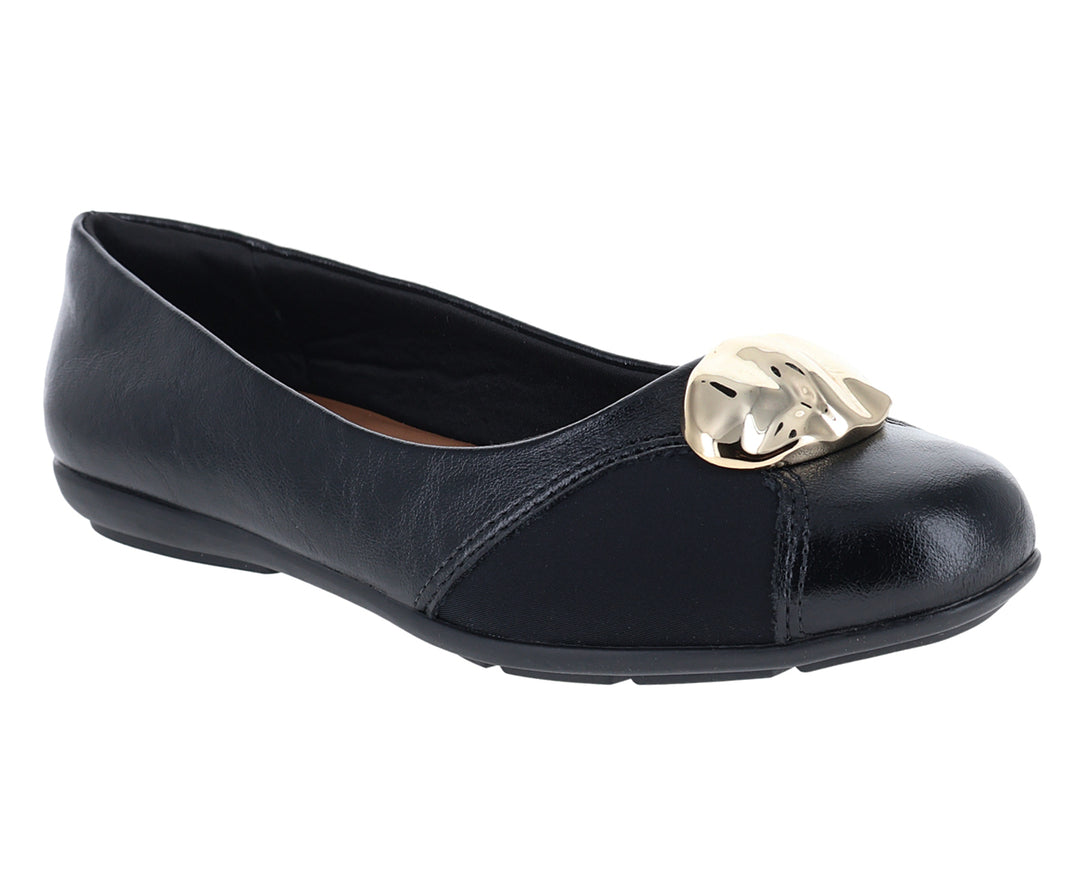 Zapato plano tipo ballerina color negro con un adorno dorado en la parte frontal.
