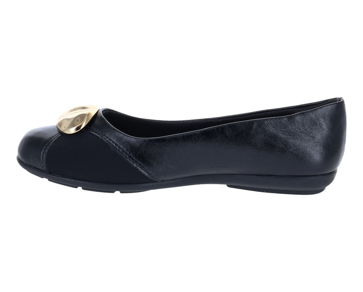 Zapato plano tipo ballerina color negro con un adorno dorado en la parte frontal.