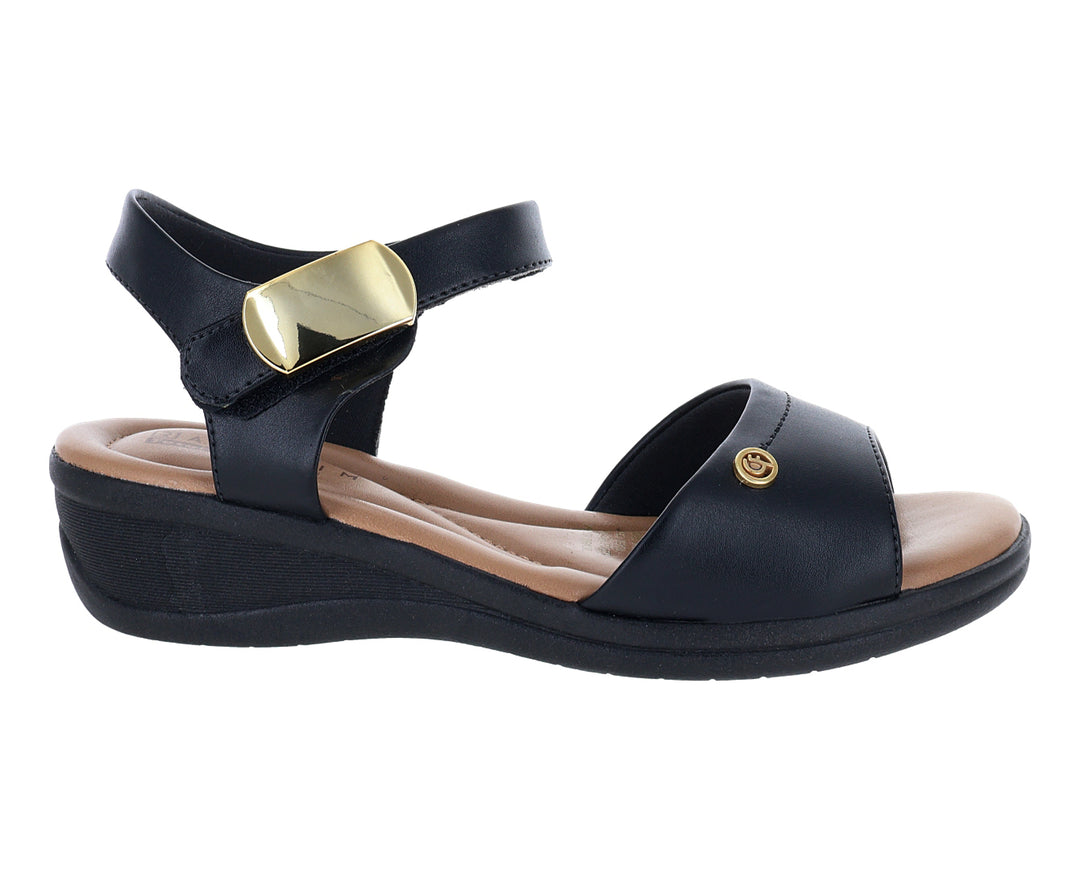 Sandalia confort color negro con hebilla dorada y plantilla beige.