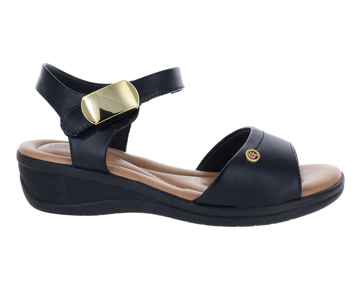 Sandalia confort color negro con hebilla dorada y plantilla beige.