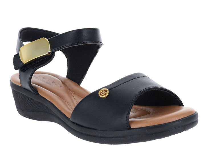 Sandalia confort color negro con hebilla dorada y plantilla beige.