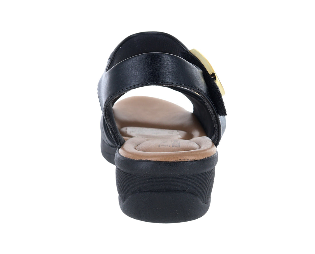 Sandalia confort color negro con hebilla dorada y plantilla beige.