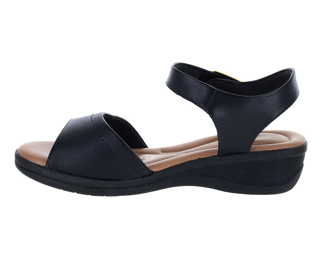 Sandalia confort color negro con hebilla dorada y plantilla beige.
