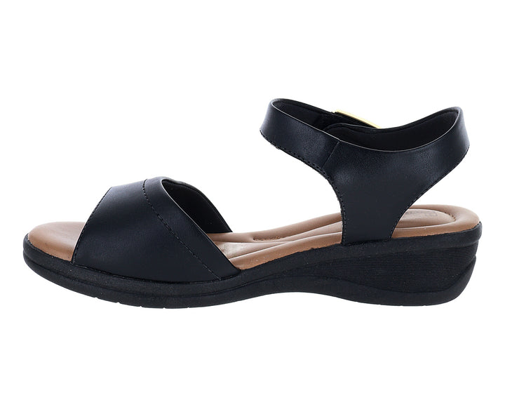Sandalia confort color negro con hebilla dorada y plantilla beige.