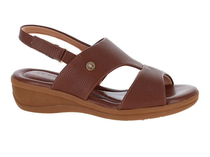 Sandalia de mujer color chocolate con textura granulada y suela de cuña cómoda.