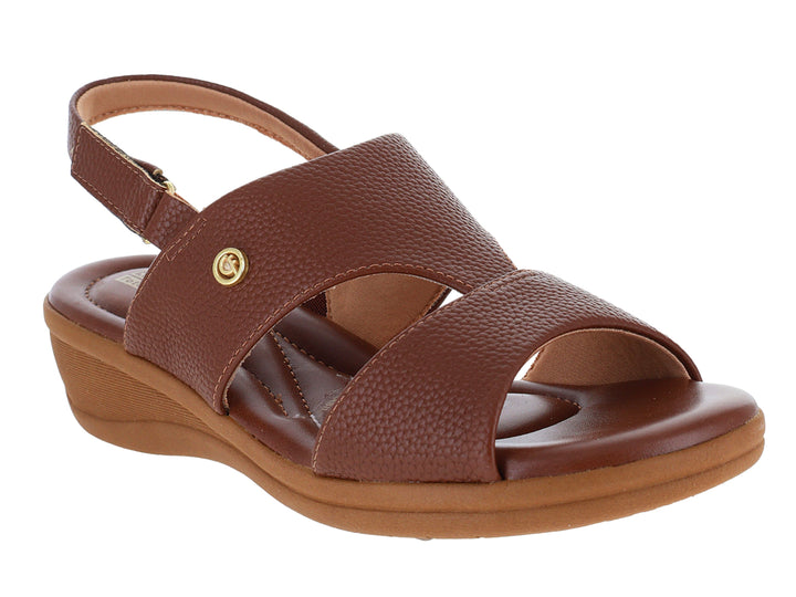 Sandalia de mujer color chocolate con textura granulada y suela de cuña cómoda.