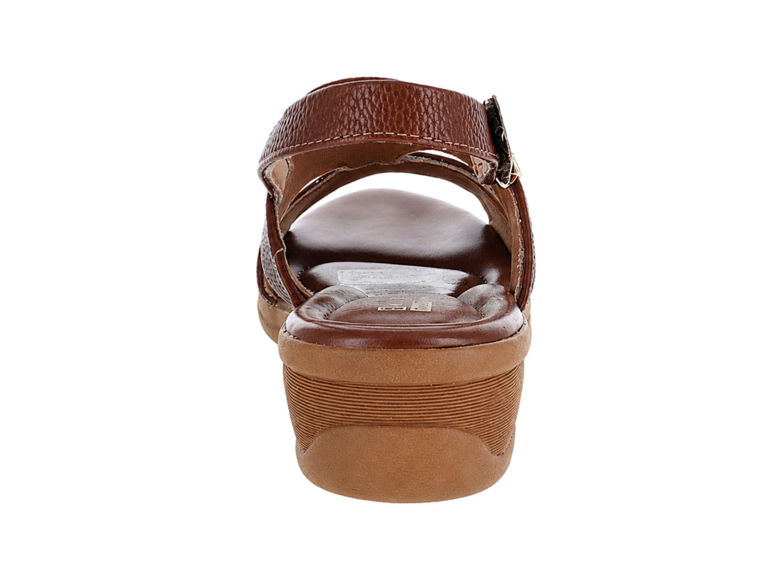 Sandalia de mujer color chocolate con textura granulada y suela de cuña cómoda.