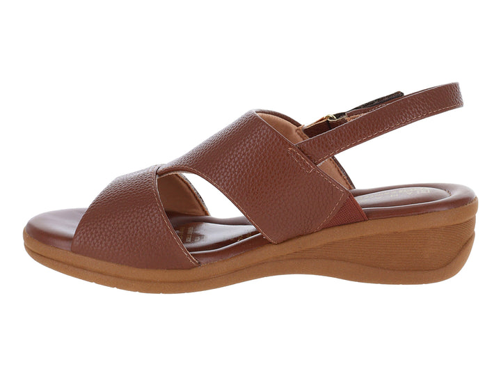 Sandalia de mujer color chocolate con textura granulada y suela de cuña cómoda.
