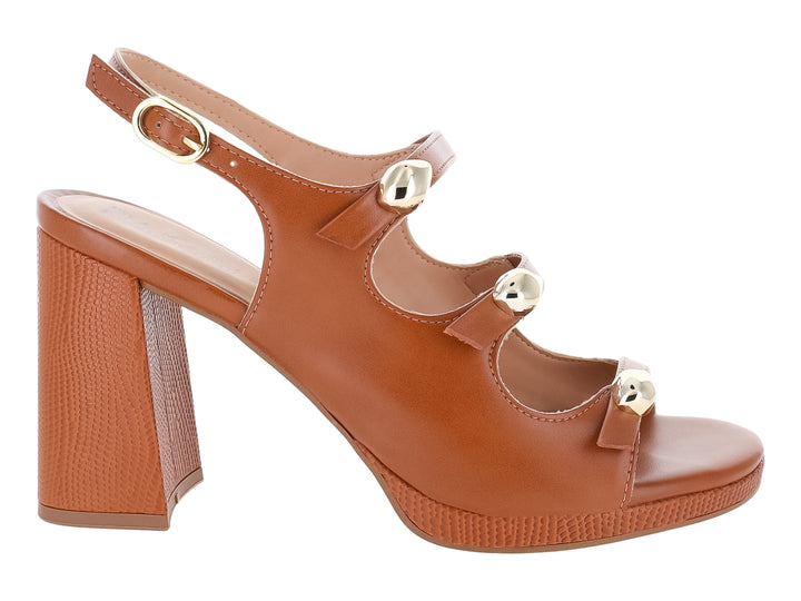 Sandalias color caramelo de tacón alto y plataforma con adornos dorados y correa al tobillo.