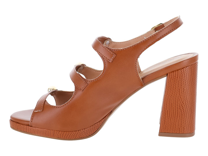 Sandalias color caramelo de tacón alto y plataforma con adornos dorados y correa al tobillo.