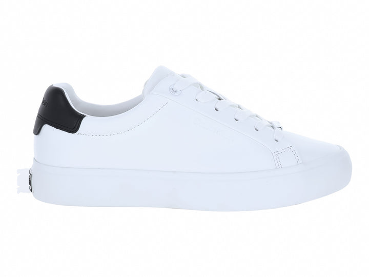 Tenis blancos de cuero Calvin Klein con detalles en negro en el talón y agujetas blancas.