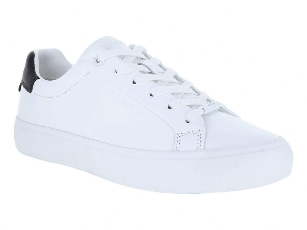 Tenis blancos de cuero Calvin Klein con detalles en negro en el talón y agujetas blancas.