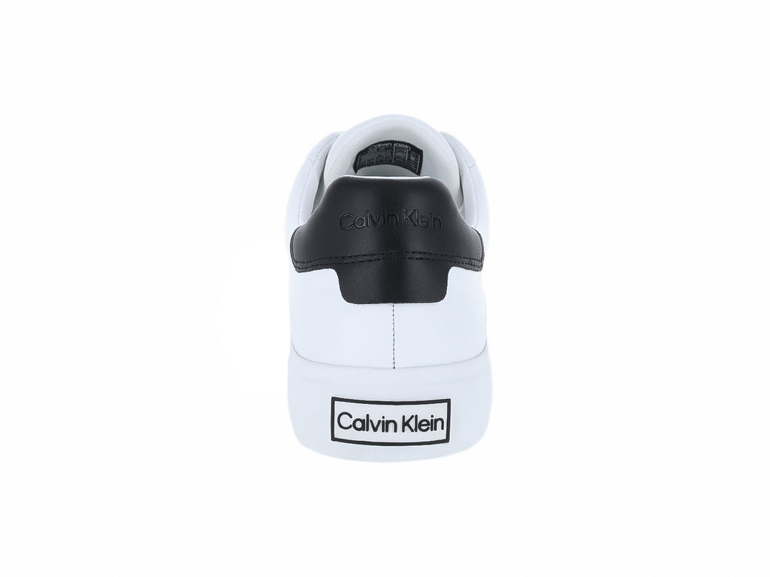 Tenis blancos de cuero Calvin Klein con detalles en negro en el talón y agujetas blancas.