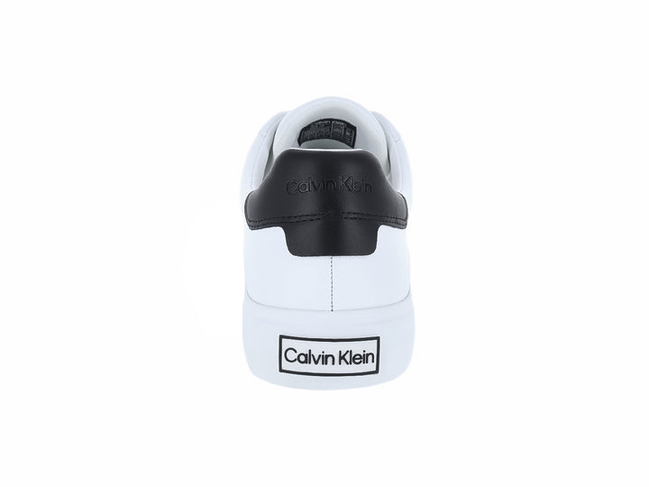 Tenis blancos de cuero Calvin Klein con detalles en negro en el talón y agujetas blancas.