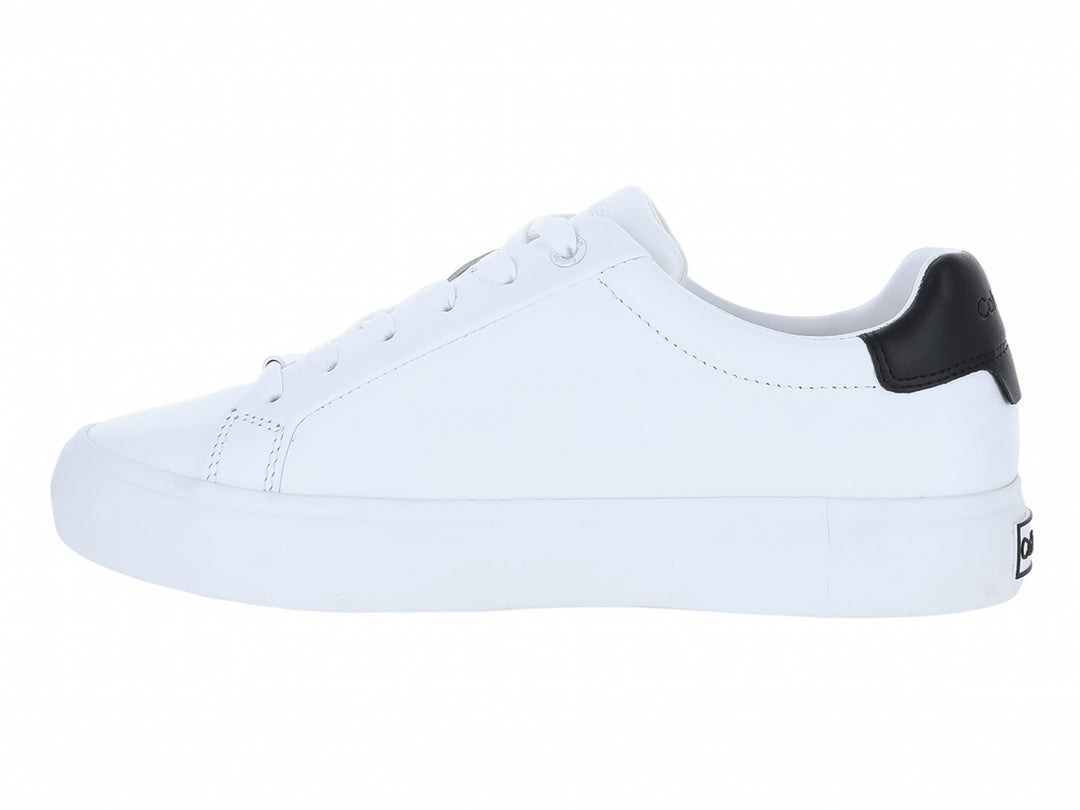 Tenis blancos de cuero Calvin Klein con detalles en negro en el talón y agujetas blancas.