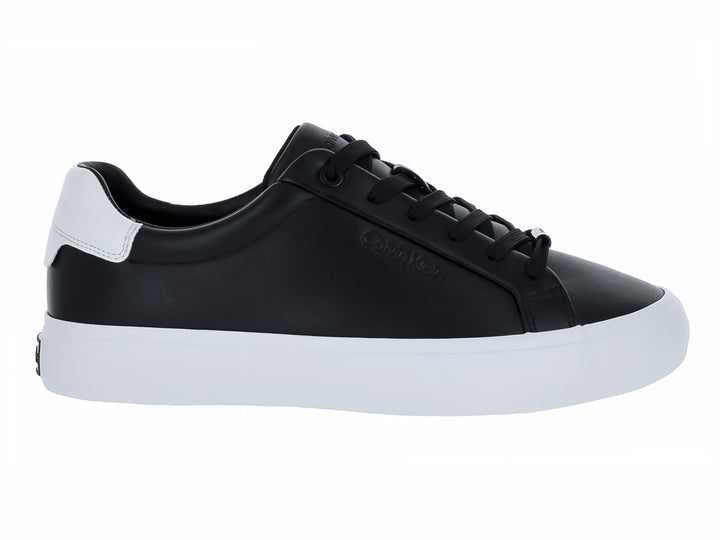 Tenis Calvin Klein de cuero color negro con suela blanca y cordones.