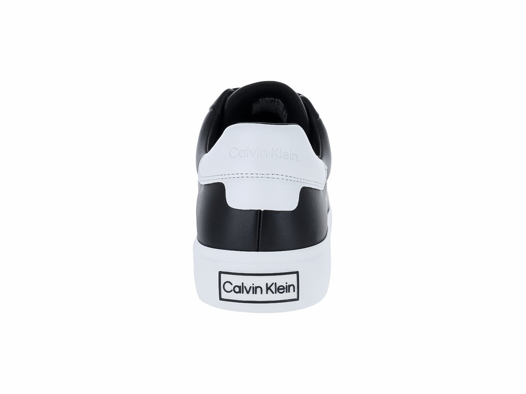 Tenis Calvin Klein de cuero color negro con suela blanca y cordones.