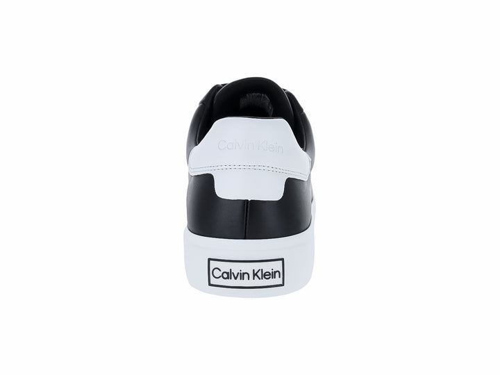Tenis Calvin Klein de cuero color negro con suela blanca y cordones.