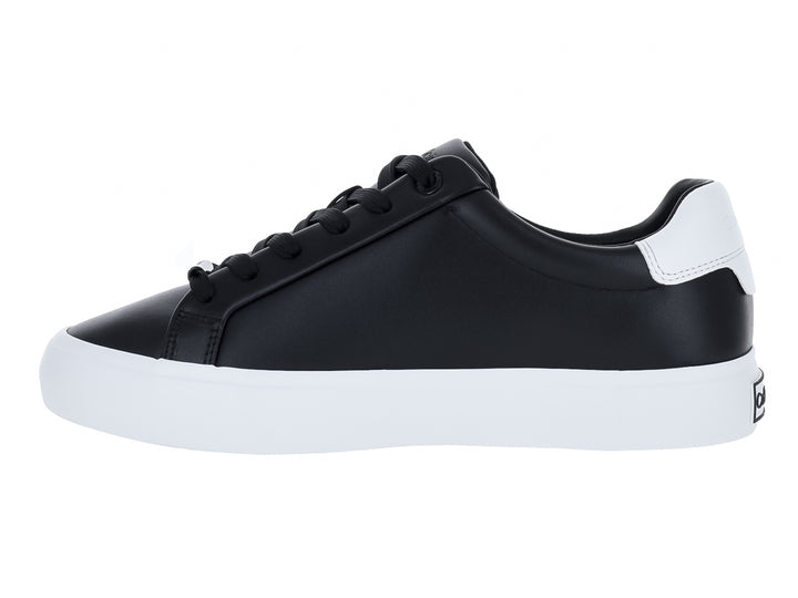 Tenis Calvin Klein de cuero color negro con suela blanca y cordones.